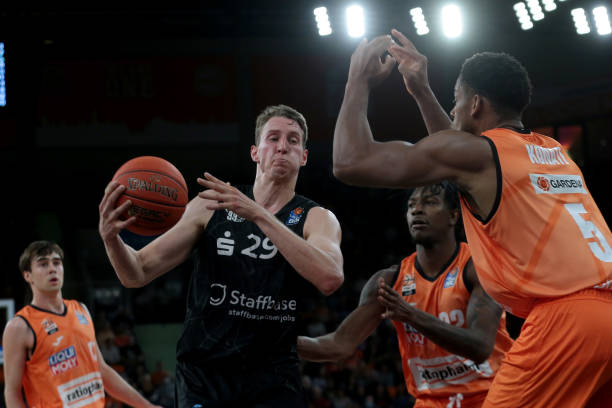 更是对他过 更是对他过